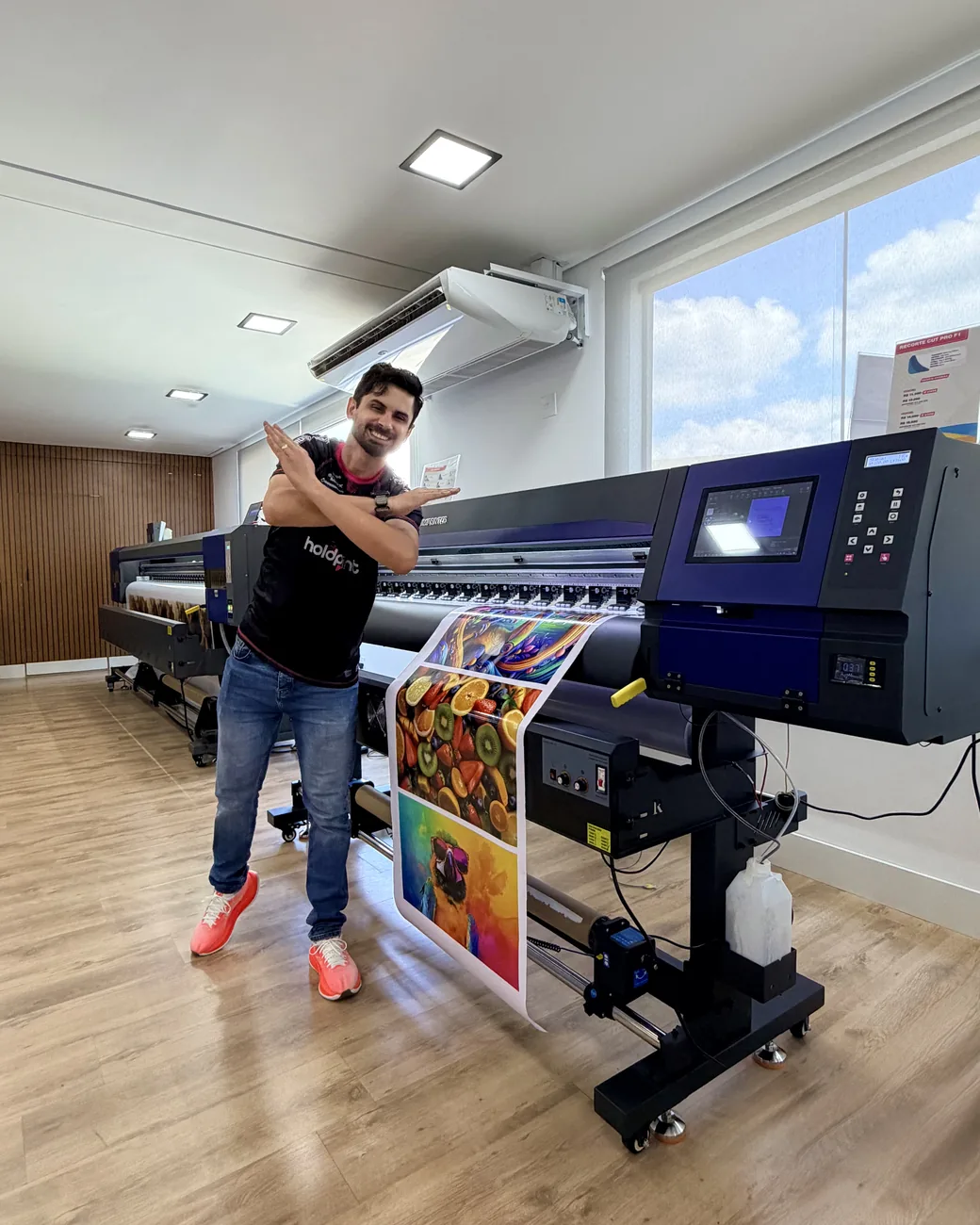 Marksuel Carlos produzindo em plotter Imprimiprinter